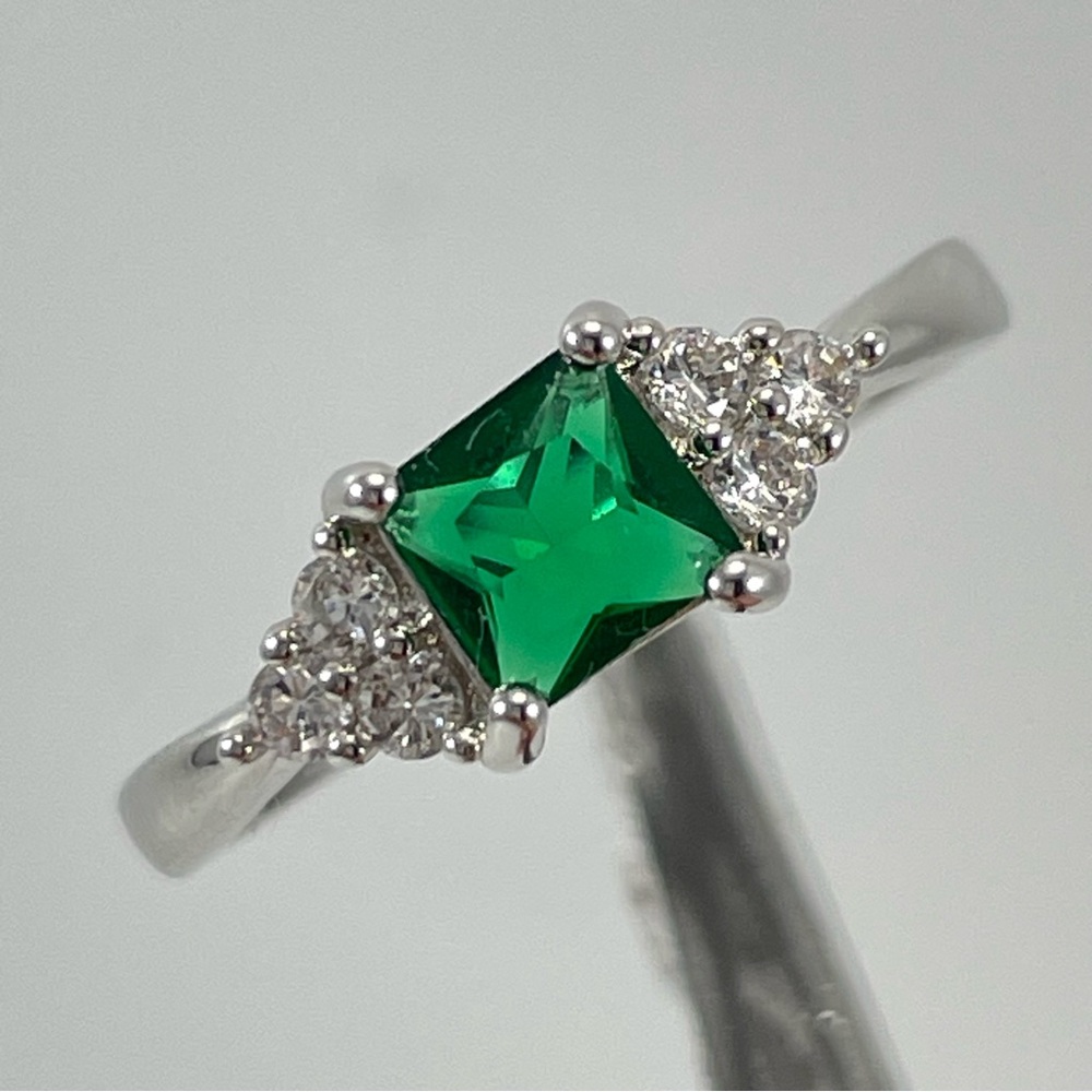 Beautiful Dainty Princess Cut Green Emerald Diamond CZ Silver Plated Ring